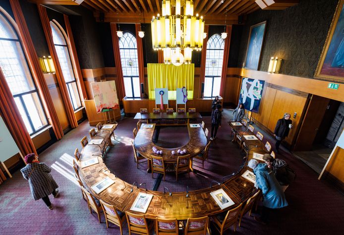 De raadzaal is ingericht als expositie.
