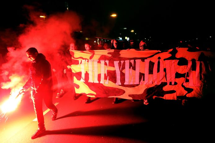 Supporters van NAC op archiefbeeld. In aanloop naar de ontmoeting met FC Volendam brak de harde kern de nachtrust van de opponent middels het afsteken van vuurwerk.