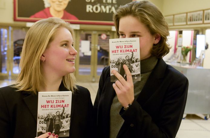 Kyra Gantois naast haar boezemvriendin Anuna De Wever.