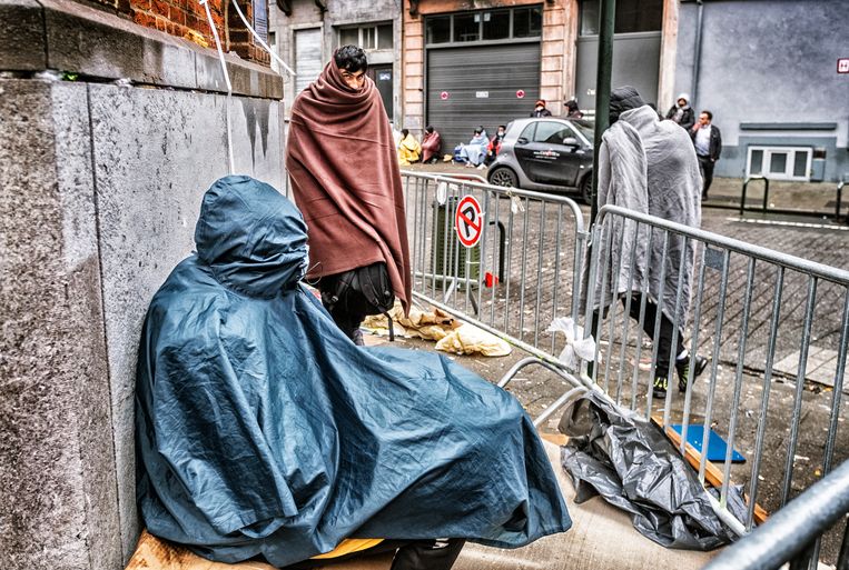 Mensen wachten vaak dagenlang aan het Klein Kasteeltje in Brussel voordat ze zich kunnen aanmelden voor de asielprocedure. Beeld Tim Dirven