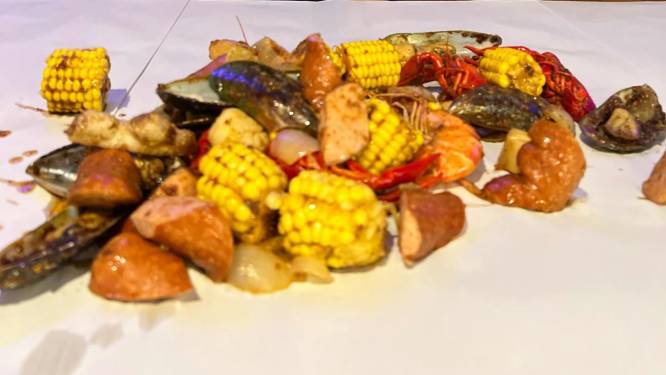Niet op je bord, maar op tafel: Utrecht krijgt een seafood boil-restaurant