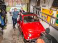De kosten voor de parkeervergunning voor bewoners Sander Schröder en Anne Marie Kuiters lopen door het bezit van twee auto's plus de Fiat-klusauto flink op.