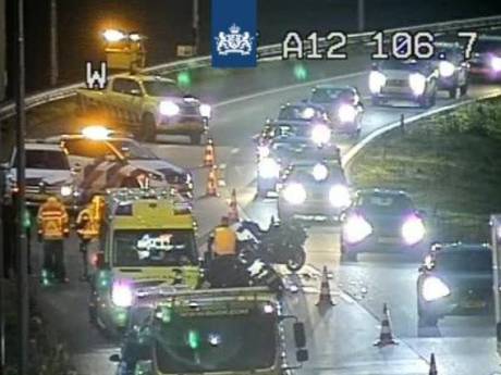 Aanrijding met motor en meerdere auto’s  zorgt voor file op de A30 bij Ede