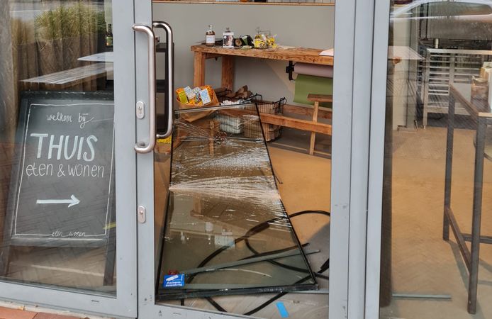 De inbreker had een ruit van de winkeldeur van Thuis Eten en Wonen in Dronten geforceerd en was naar binnen gestapt omdat hij honger had.
