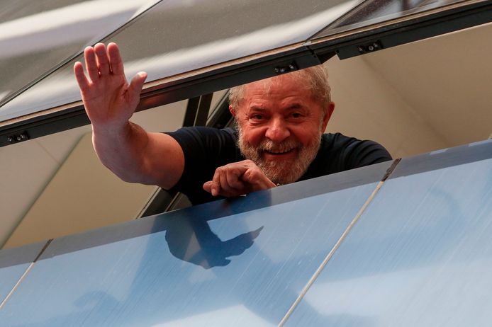 Lula tijdens zijn verbleef op het hoofdkwartier van de metaalvakbond bij Sao Paulo, zwaait naar zijn supporters buiten.