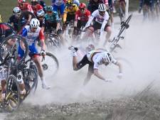 Krankzinnige crash op grindwegen Strade Bianche: wereldkampioen Alaphilippe vliegt over de kop