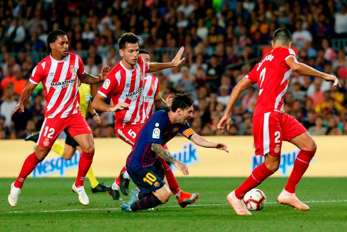 Een struikelpartij van Lionel Messi wordt niet beloond met een strafschop.