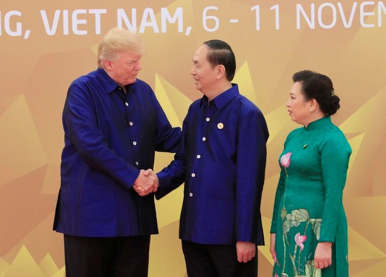 Donald Trump met de Vietnamese president Tran Dai Quang en zijn vrouw Nguyen Thi Hien. Beeld REUTERS