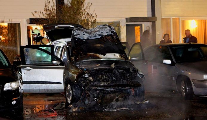 De brandweer bluste de brand, maar er bleef weinig van het voertuig over.