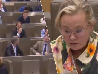 “Is iedereen droog?”: hilariteit in het Vlaams Parlement nadat Vlaams Belanger iedereen doet opschrikken