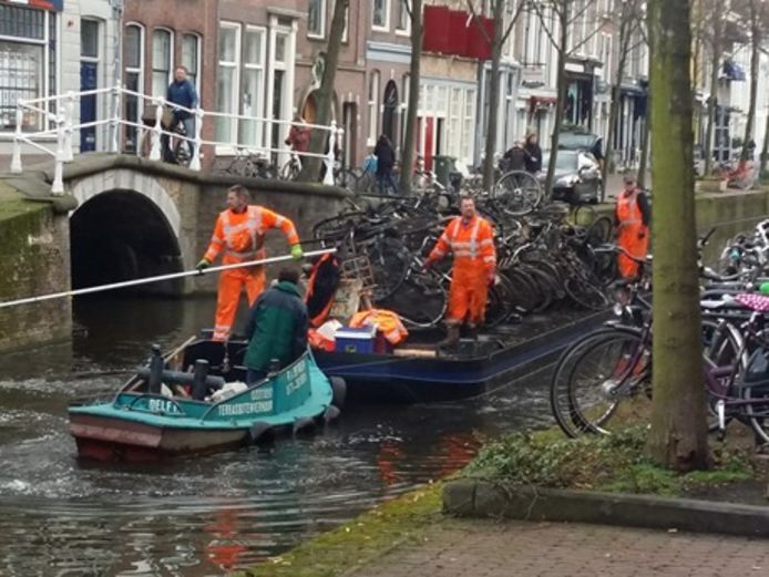 Door de grachten schoon te maken wordt de route voor de rondvaartboten weer vrijgemaakt.