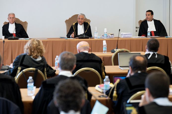 De rechtbank van het Vaticaan met voorzitter Giuseppe Pignatone (M), professor en directeur van de Rechten-faculteit van de universiteit van Rome Venerando Marano (L) en professor Strafprocesrecht Carlo Bonzano (R).