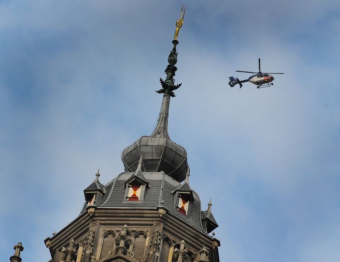Een politiehelikopter boven het stadhuis in Middelburg.