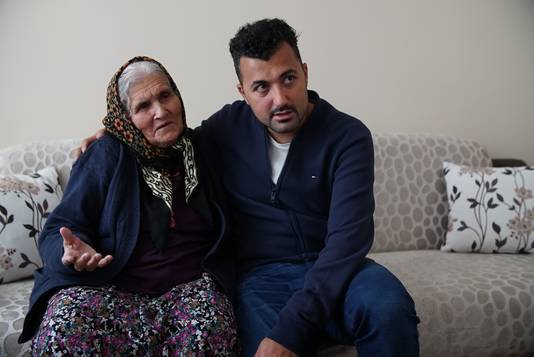 Özcan op bezoek bij zijn bejaarde tante Hanim. NTR/De Neven van Eus. <br /><br /><br />