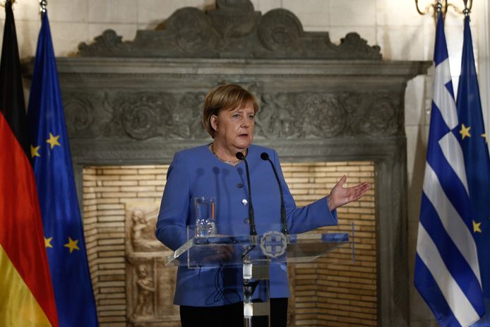 La chancelière allemande Angela Merkel parle à côté du Premier ministre grec Kyriakos Mitsotakis, lors d'une conférence de presse après leur rencontre à Athènes, en Grèce, le 29 octobre 2021.
