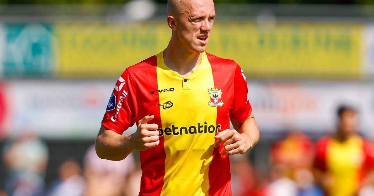 DEVENTER - Isac Lidberg of Go Ahead Eagles celebrates the 1-0 during the  Dutch Eredivisie match between Go Ahead Eagles and Willem II at De  Adelaarshorst on April 8, 2022 in Deventer