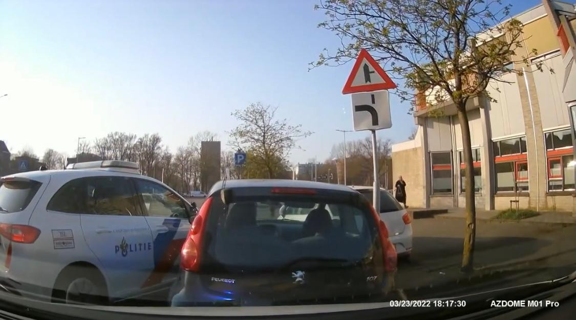 Vrouw scheurt met ballon lachgas aan de mond in auto over het fietspad Foto gelderlander.nl
