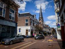 Auto is blijvertje in Almelose Grotestraat Noord, ondanks protest winkeliers