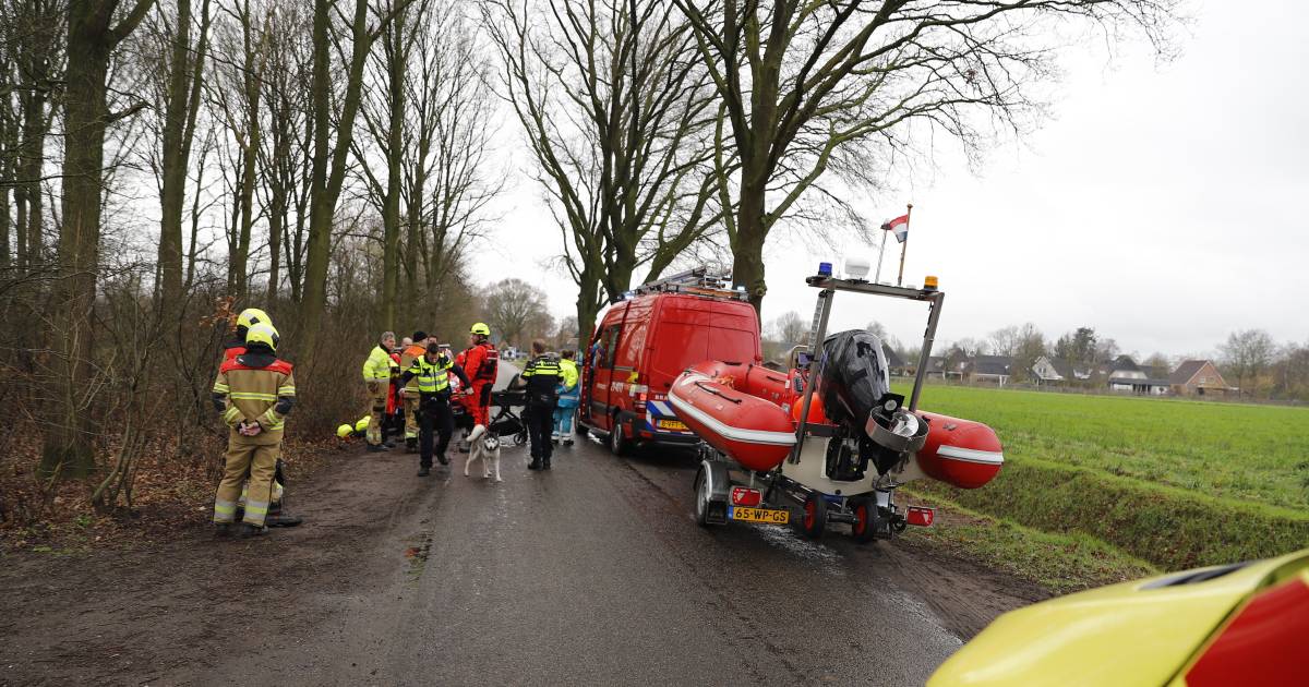 Buggy met baby belandt in water van plas in Stevensbeek: ‘Flink geschrokken maar weer veilig’