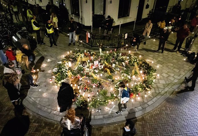 Belangstellenden tijdens de herdenking van Jan Kruitwagen, die door zinloos geweld om het leven kwam. De 73-jarige man werd ernstig mishandeld door vijf jongeren in de Spijkerstraat in Arnhem