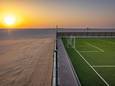 Een voetbalveld midden in de woestijn bij Al Amamriya in het westen van Qatar.