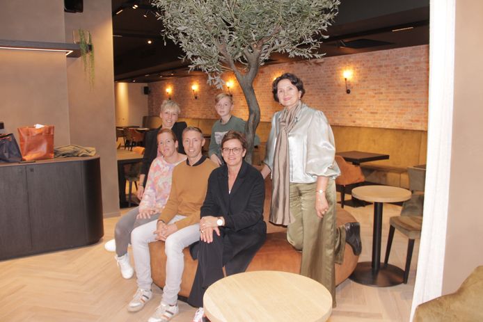 Séverine Coussens, Virginie Delefortrie en Yves Vandenabeele met zoontje Andres gaven schepen Caroline Maertens en provinciaal gedeputeerde Sabine Lahaye-Battheu al een rondleiding in het nieuwe restaurant.