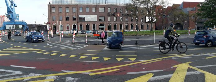 In de Muidelaan in Gent is het moeilijk om als fietser je plekje te vinden tussen een kluwen van gekleurde lijnen op het wegdek.