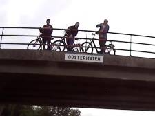 Levensgevaarlijk: jongeren bekogelen lesauto uit Almelo vanaf viaduct
