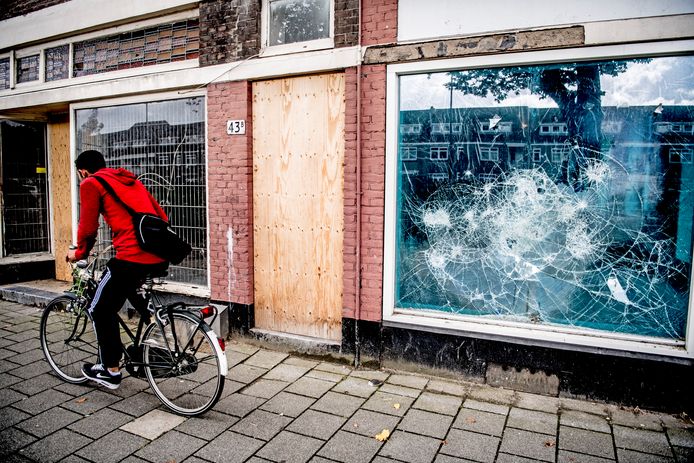 Een jongere fietst door de Rotterdamse achterstandswijk Feijenoord.