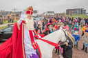Sinterklaas is ook Kamperland niet vergeten dit jaar. En de inwoners van Kamperland Sinterklaas ook niet, zo te zien.