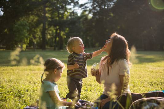 Condividere il cibo - e scambiare la saliva - è un segnale importante per i bambini che le persone hanno uno stretto legame.