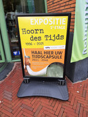 Dit reclamebord voor de bieb moet mensen naar binnen trekken. Expositie Hoorn des Tijds.
