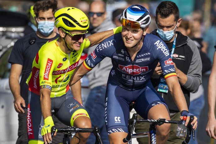 Tim Merlier (r) krijgt de felicitatie's van Arien Livyns na het winnen van de eerste etappe van de Benelux Tour.