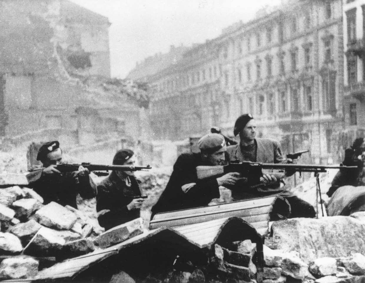Selama Pemberontakan Warsawa, pejuang perlawanan Polandia mengangkat senjata untuk membebaskan Warsawa dari Nazi Jerman.  Grup Gambar Universal Gambar melalui Getty