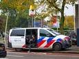 De vrouw werd opgevangen in een politiebus.