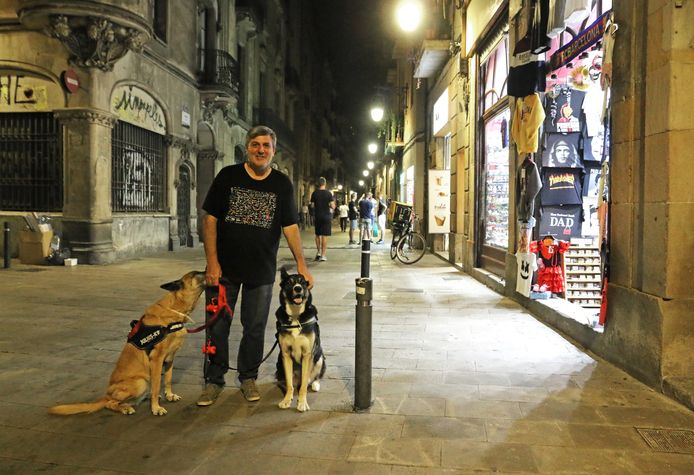 Mario Oller met zijn honden in de straat Sant Pere Més Alt in Barcelona, waar een toerist de avond ervoor werd neergestoken.