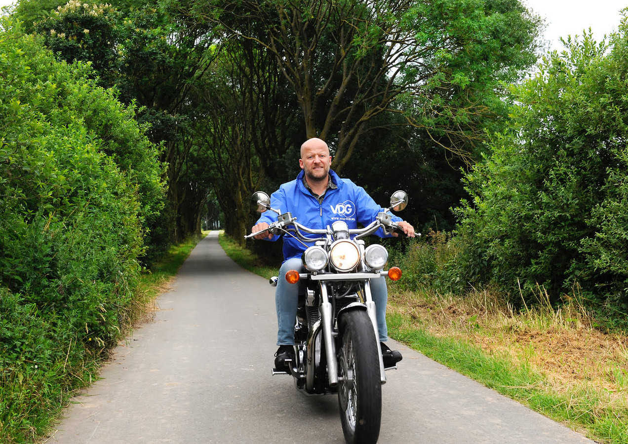 Roel van de Camp (VDG) rijdt op zijn motor in de groene omgeving van zijn woonplaats Haren.