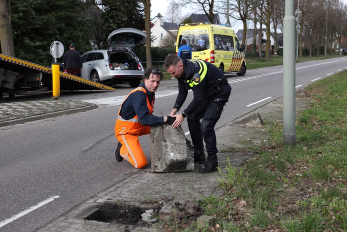 Een auto kwam zaterdag in botsing met een schrikblok op de Brederodeweg in Boxtel.