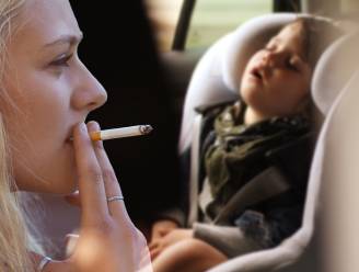 Geen wet die moeder het roken in de auto verbiedt, toch spraken agenten haar aan: mogen ze dat wel?