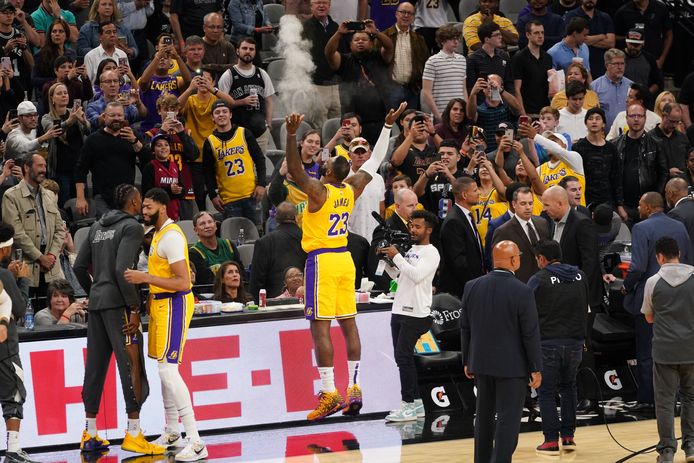 LeBron James (23) viert feest met het grote aantal Lakers-fans in San Antonio.