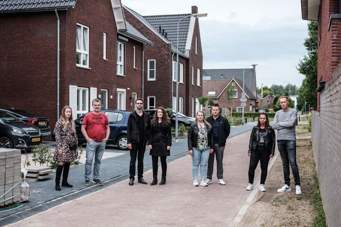 Aanwonenden van het Kloosterpad in Babberich klagen over trillingen in hun nieuwbouwhuizen. Vlnr: Rachel, Daniël Wassenaar, Björn en Jeanine van Kooten, Lindsey en Jerom Gerritsen, Shirley en Jasper Pouwels.