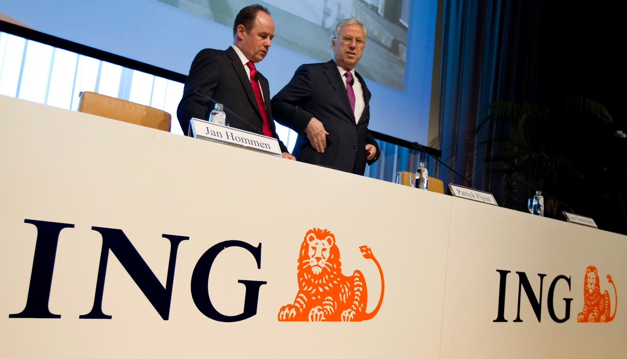 ING-topmannem Jan Hommen (R) en Patrick Flynn voorafgaand aan de persconferentie. Beeld REUTERS