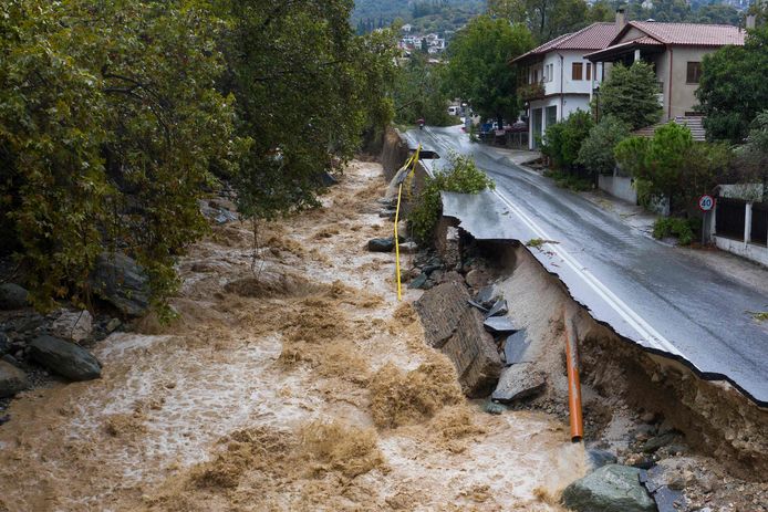 Una strada semidistrutta dalle inondazioni a Volos, nella Grecia centrale.