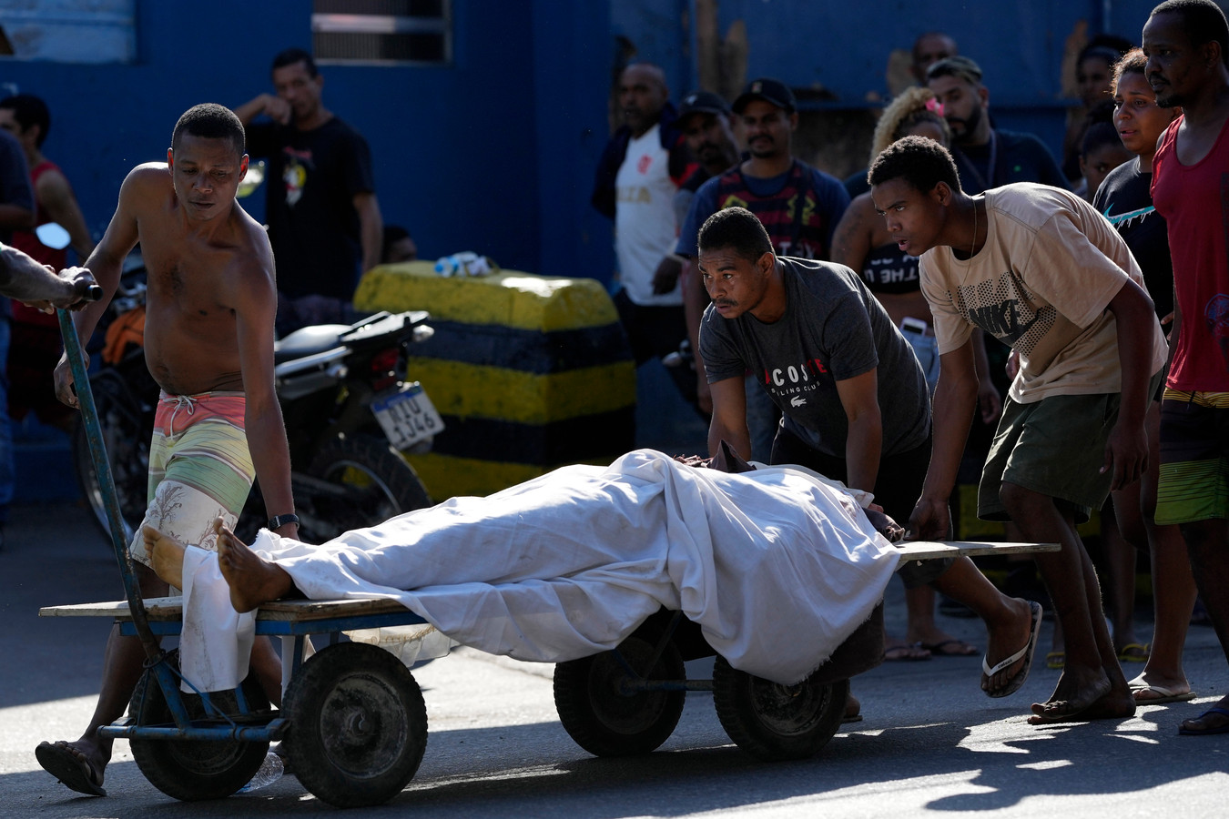 Inwoners dragen een dodelijk slachtoffer weg in Complexo do Alemão.