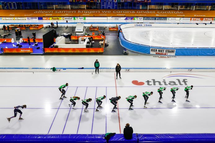 De schaatsers van team Reggeborgh met onder anderen Femke Kok, Kjeld Nuis en Ronald Mulder tijdens een training in Thialf.