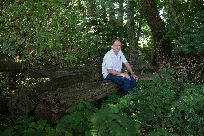 Joop Wuestenenk, zittend op de 'tribune' langs de overwoekerde baan, op een stapel boomstammen. Foto: Theo Kock