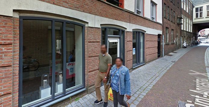 Arsis baalt. Dit pand waar nu de galerie van de kunstenaars zit is per 1 december verkocht.