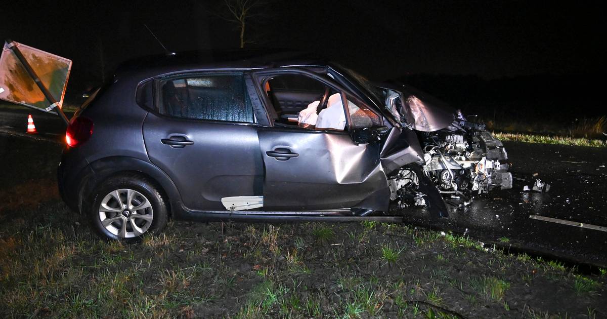 Auto raakt zwaar beschadigd na ongeval Groningen.