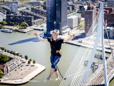 Het is beroemde koorddanser gelukt: 625 meter oversteken tussen twee hoge torens in Rotterdam