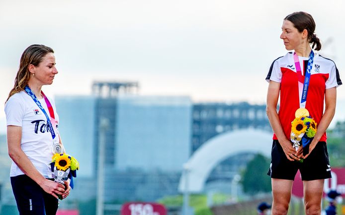 Annemiek van Vleuten moet het met een zilveren medaille doen, terwijl Anna Kiesenhofer het goud heeft.